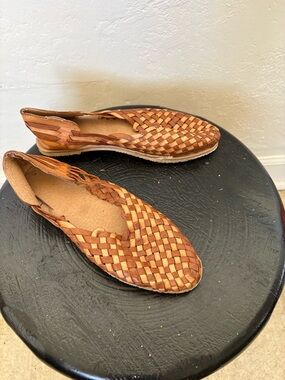 🌺 Women  Woven Leather Slip-On Flats in Brown
